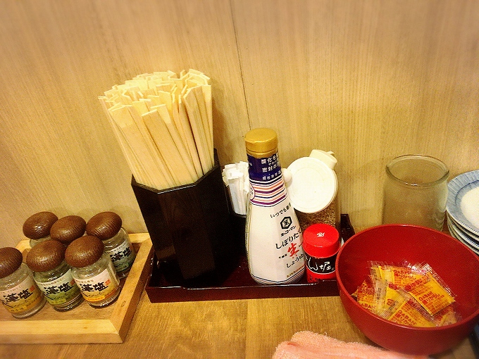 蕎麦酒場　ゑびや　飲み放題２時間１２００円、卓上装備
