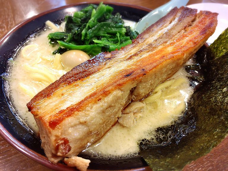 【限定】横浜家系とりとんラーメン 浦和 メガトンラーメンの豚がすごい☆丼からはみ出る豚ステーキを食す【塊肉】