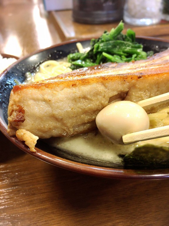 【限定】横浜家系とりとんラーメン 浦和 メガトンラーメンの豚がすごい☆丼からはみ出る豚ステーキを食す【塊肉】