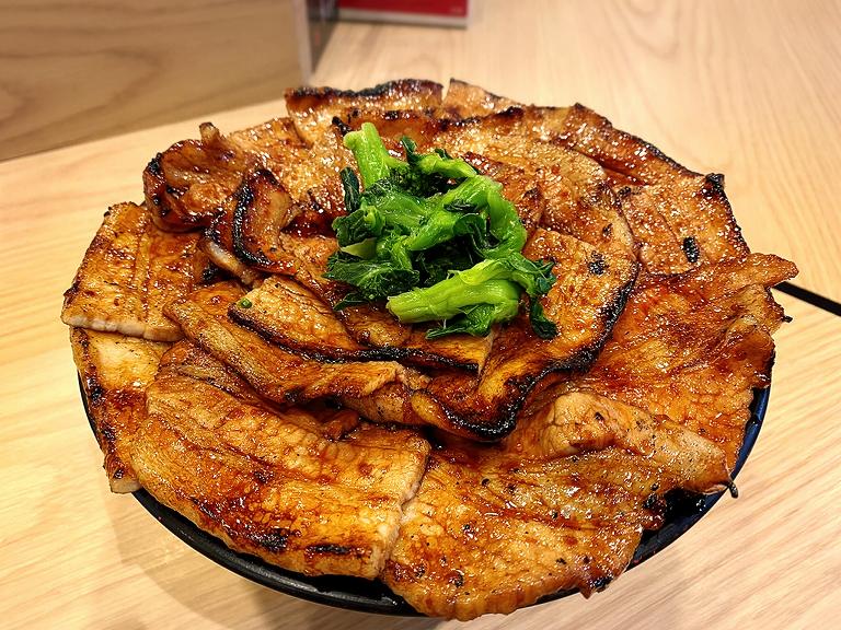 【デカ盛り】豚大学 新宿校舎 約1kgの豚丼大学院に入学してきた☆理想の花びら盛り【インスタ映え】