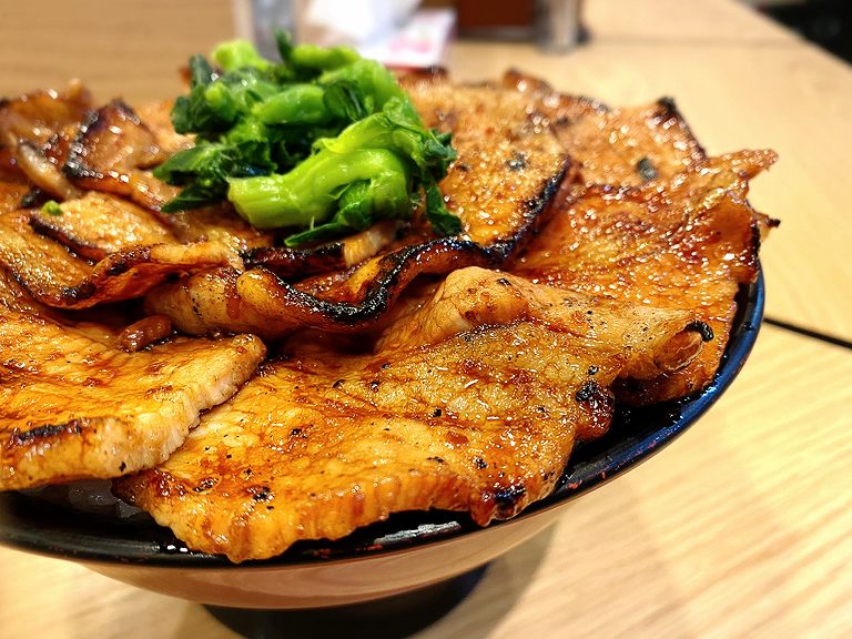 【デカ盛り】豚大学 新宿校舎 約1kgの豚丼大学院に入学してきた☆理想の花びら盛り【インスタ映え】
