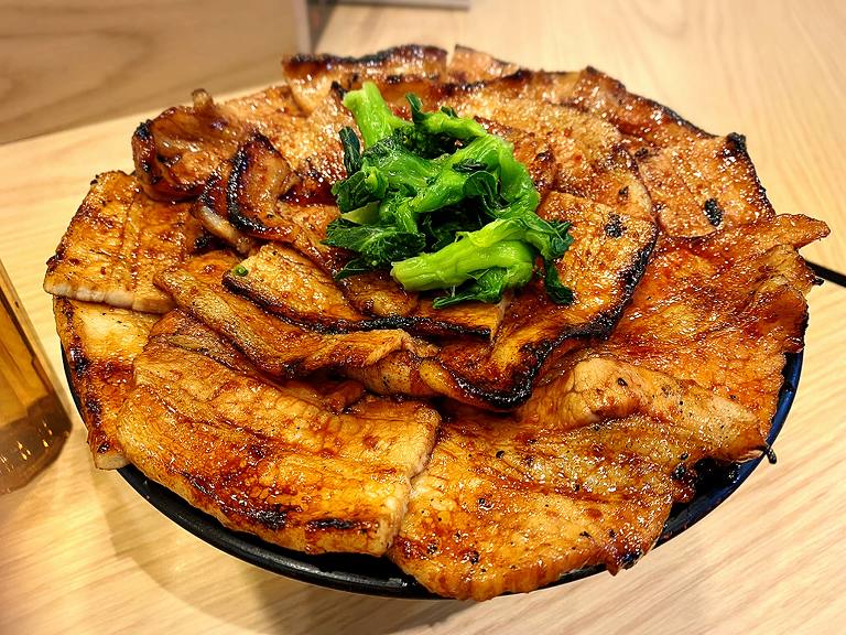 【デカ盛り】豚大学 新宿校舎 約1kgの豚丼大学院に入学してきた☆理想の花びら盛り【インスタ映え】