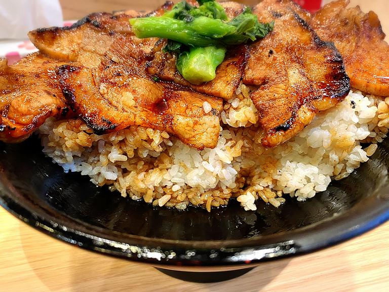 【デカ盛り】豚大学 新宿校舎 約1kgの豚丼大学院に入学してきた☆理想の花びら盛り【インスタ映え】
