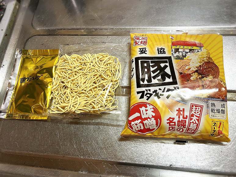 デカ盛り インタント麺 豚キング を5袋まとめて盛り付けてみた 食べて埼玉