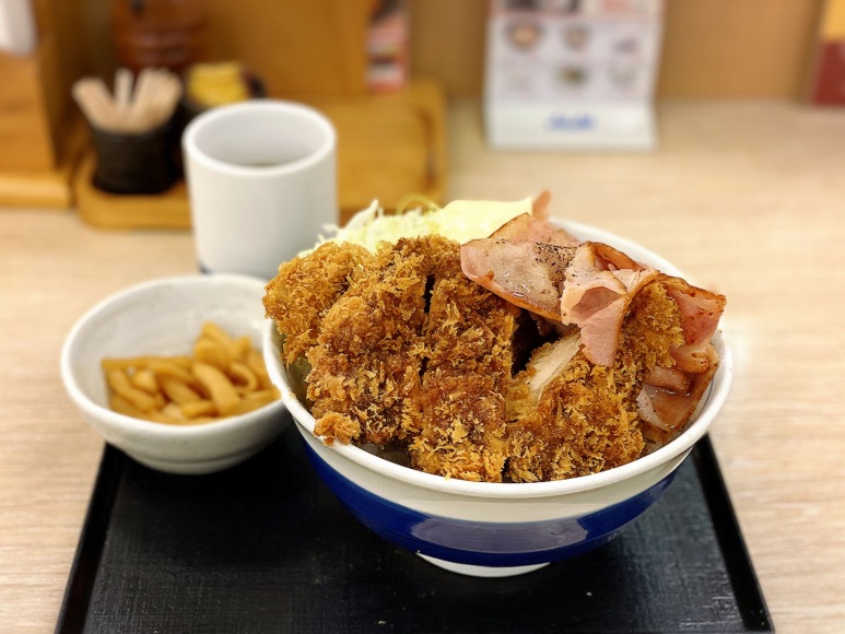 かつや どっさりベーコンとチキンカツの合い盛り丼と豚汁が最高だった ページ 2 食べて埼玉
