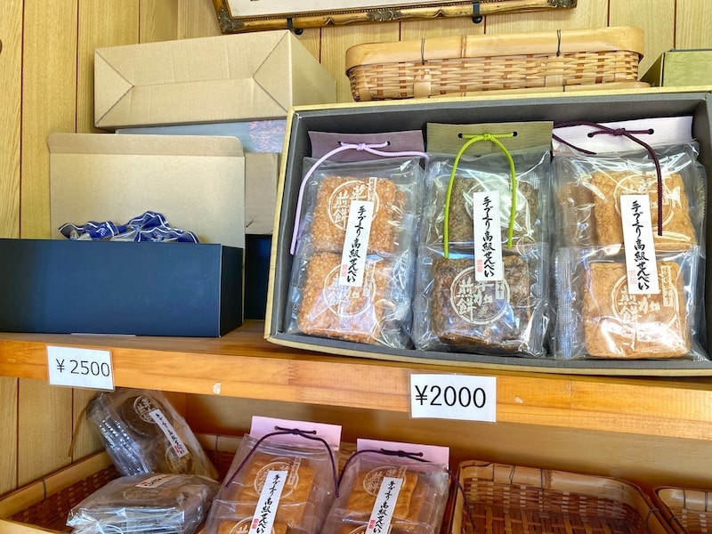 川島町「カネフク製菓」工場直売所で2kgのせんべいが買える!?久助を販売中
