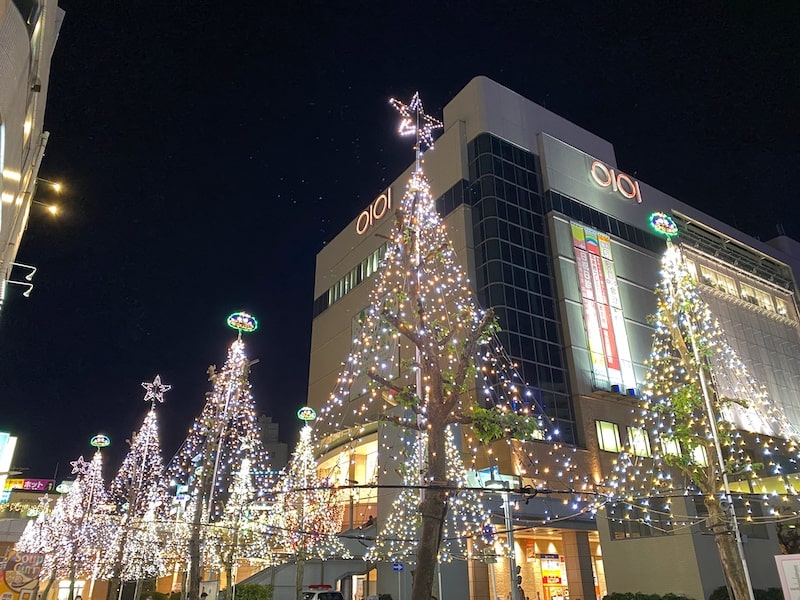 【志木駅東口広場のイルミネーション】は12月1日～2月15日までライトアップ