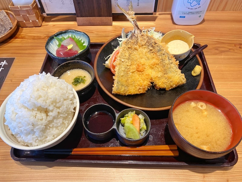 【満足ランチ】川島町 炭焼治郎 小鉢も充実な大きなアジフライ定食を紹介