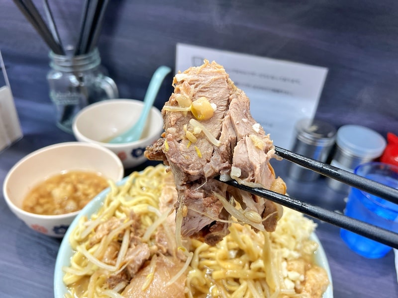 熊谷市「オリバーヌードル」即行列の富士丸系ラーメンは神豚に色付いた太麺がたまりません。