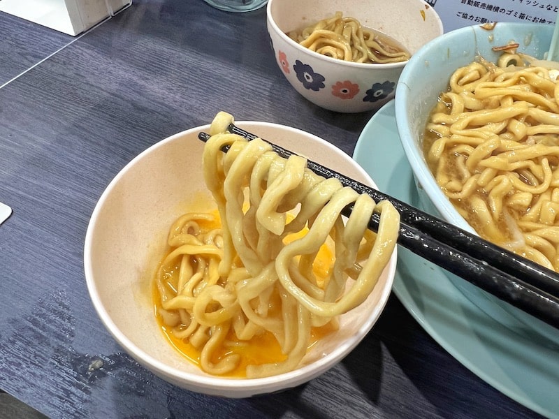 熊谷市「オリバーヌードル」即行列の富士丸系ラーメンは神豚に色付いた太麺がたまりません。