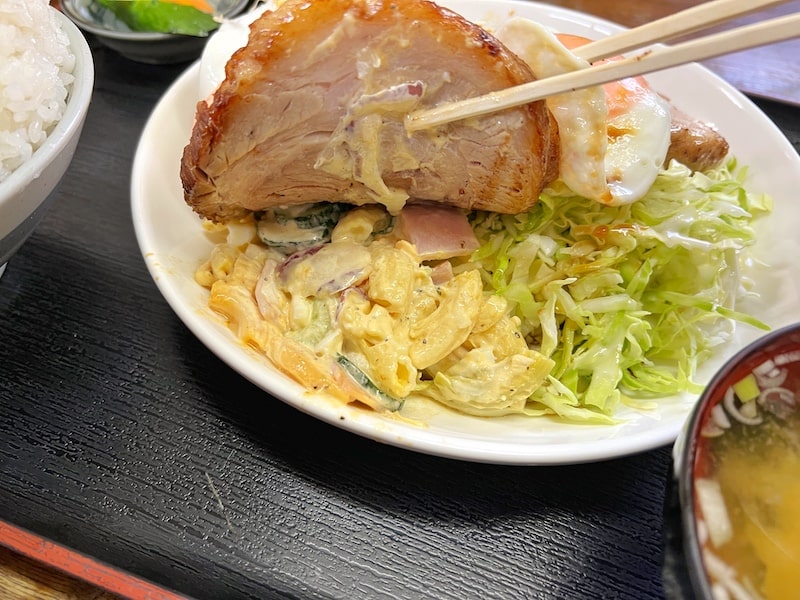 デカ盛りで有名な川越市「かもだ」チャーシューエッグ定食と大盛りご飯を食べてきた。
