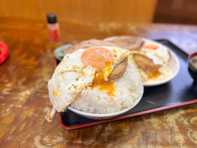 デカ盛りで有名な川越市「かもだ」チャーシューエッグ定食と大盛りご飯を食べてきた。