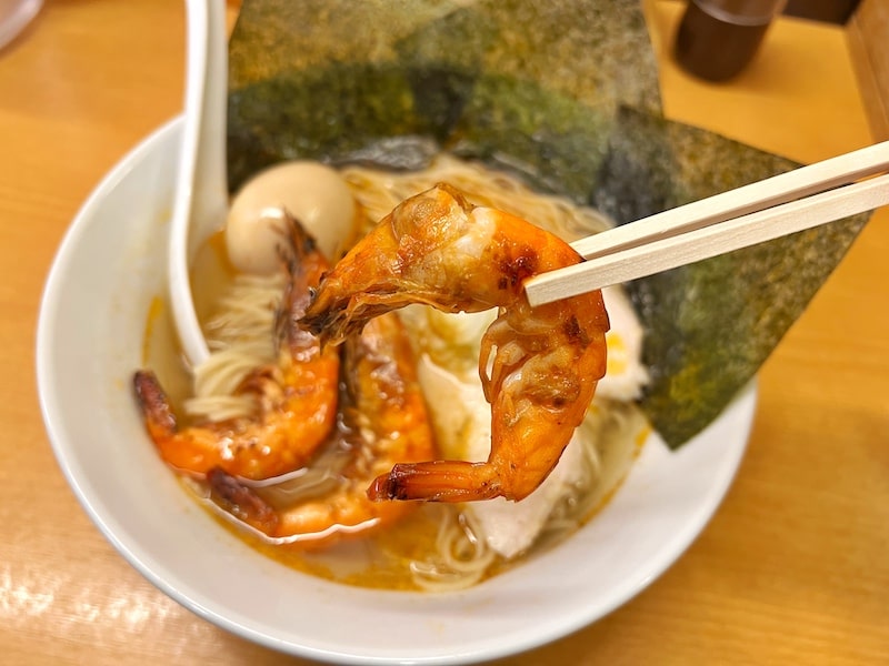 上尾市「麺処ろくめい」丸ごと食べられる海老塩ラーメンに感動！食べないと損な一杯です。