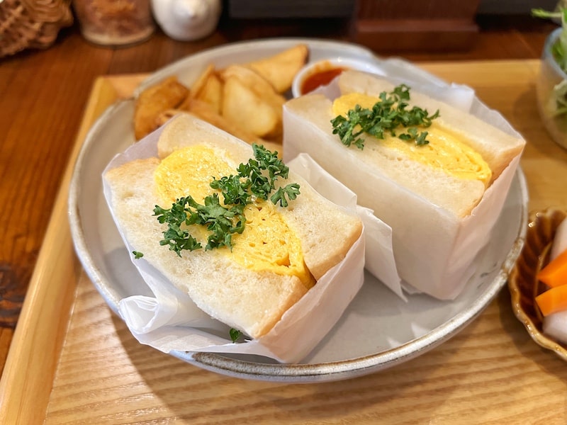 戸田市「エッグカフェアンバー」厚焼き卵のふわふわサンドと固めプリンが絶品です