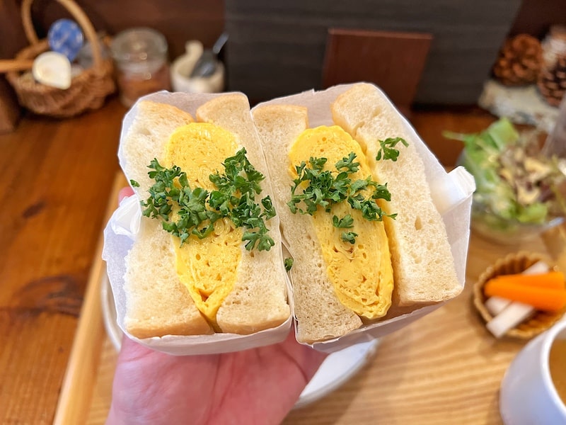 戸田市「エッグカフェアンバー」厚焼き卵のふわふわサンドと固めプリンが絶品です
