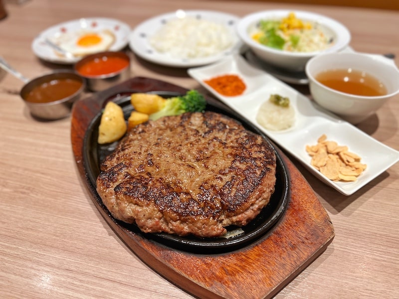 元祖ご飯食べ放題「ステーキのどん」デカ盛り横綱ハンバーグ600gの楽しみ方を紹介します。