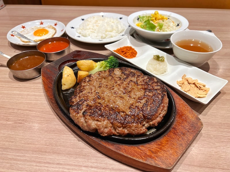 元祖ご飯食べ放題「ステーキのどん」デカ盛り横綱ハンバーグ600gの楽しみ方を紹介します。