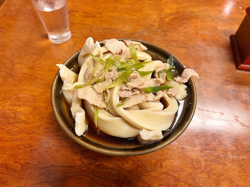 桶川市「大木うどん店」規格外の極太麺！肉汁うどんが啜れないレベルだった。