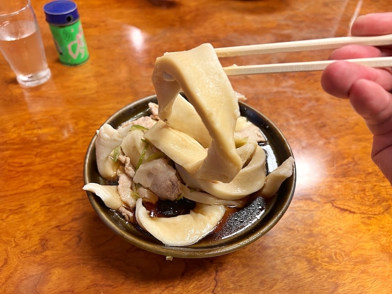 桶川市「大木うどん店」規格外の極太麺！肉汁うどんが啜れないレベルだった。