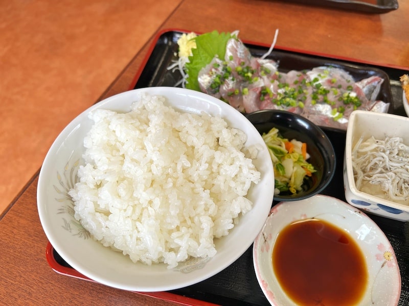 三郷市「那須」豪華ランチ！小鉢も充実の鯵三昧定食が刺身もフライも付いて最高です。