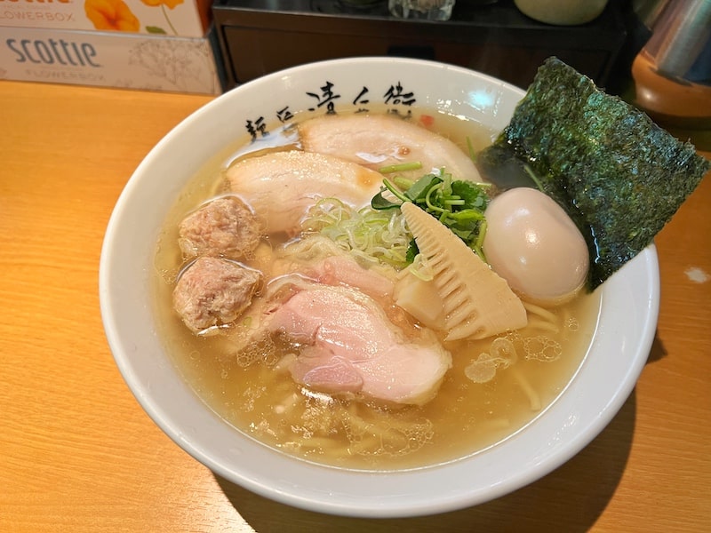 川越市「麺匠 清兵衛」淡麗そばの澄んだ塩スープが絶品！〆の焼きおにぎりで完璧です