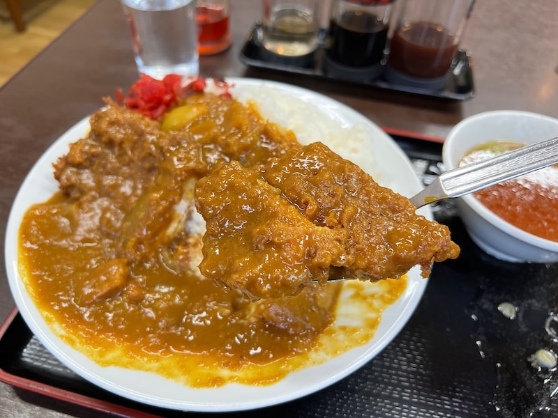 浦和にある人気店「丸福」シズル感がすごいデカ盛りカツカレーをランチで食べてきた。