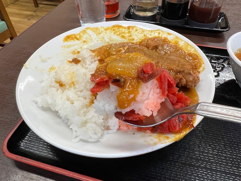 浦和にある人気店「丸福」シズル感がすごいデカ盛りカツカレーをランチで食べてきた。