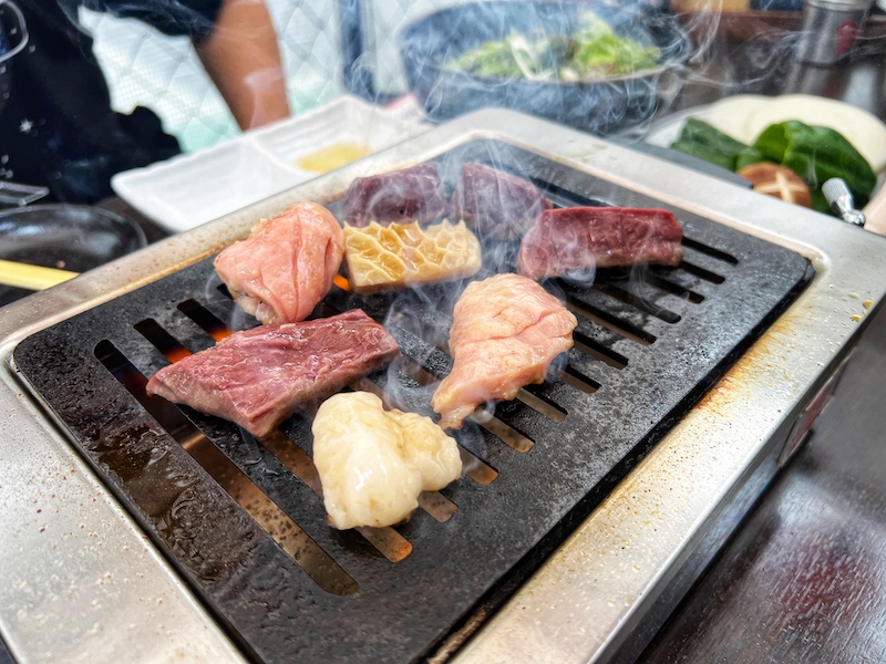 【デカ盛り】久喜市の人気焼肉「吉川ホルモン」でカルビ1キロとライス昔話盛り1キロを大食い！