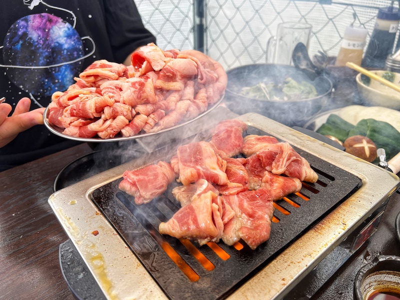 【デカ盛り】久喜市の人気焼肉「吉川ホルモン」でカルビ1キロとライス昔話盛り1キロを大食い！