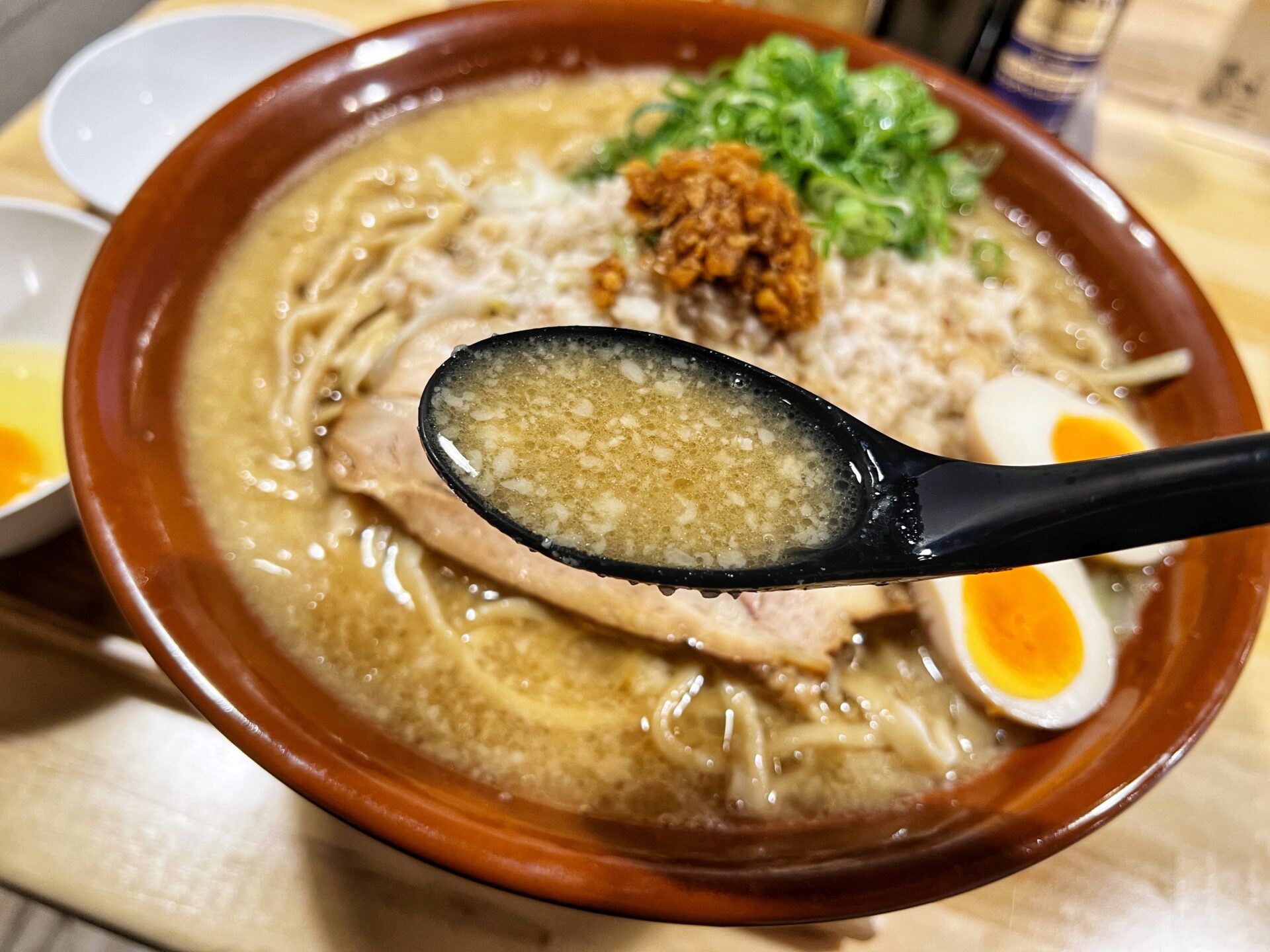 熊谷市「KUMAGAYA RAMEN STAND」二郎系の豚ラーメンをすり鉢実食！特盛に大盛り追加可能です
