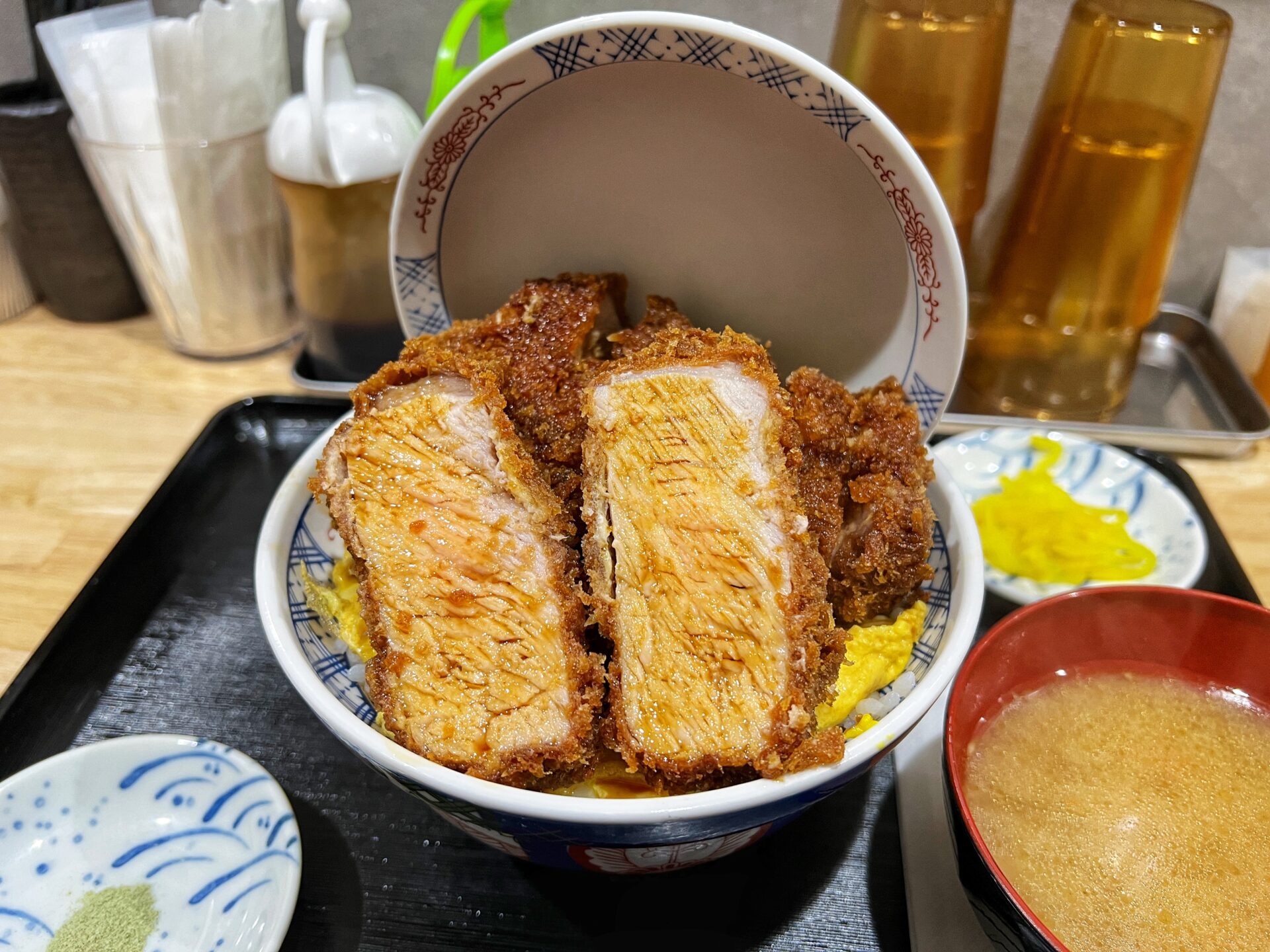 富士見市「食事処 酒処 富士かつ」極厚のとじないカツ丼！ご飯とキャベツはおかわり自由