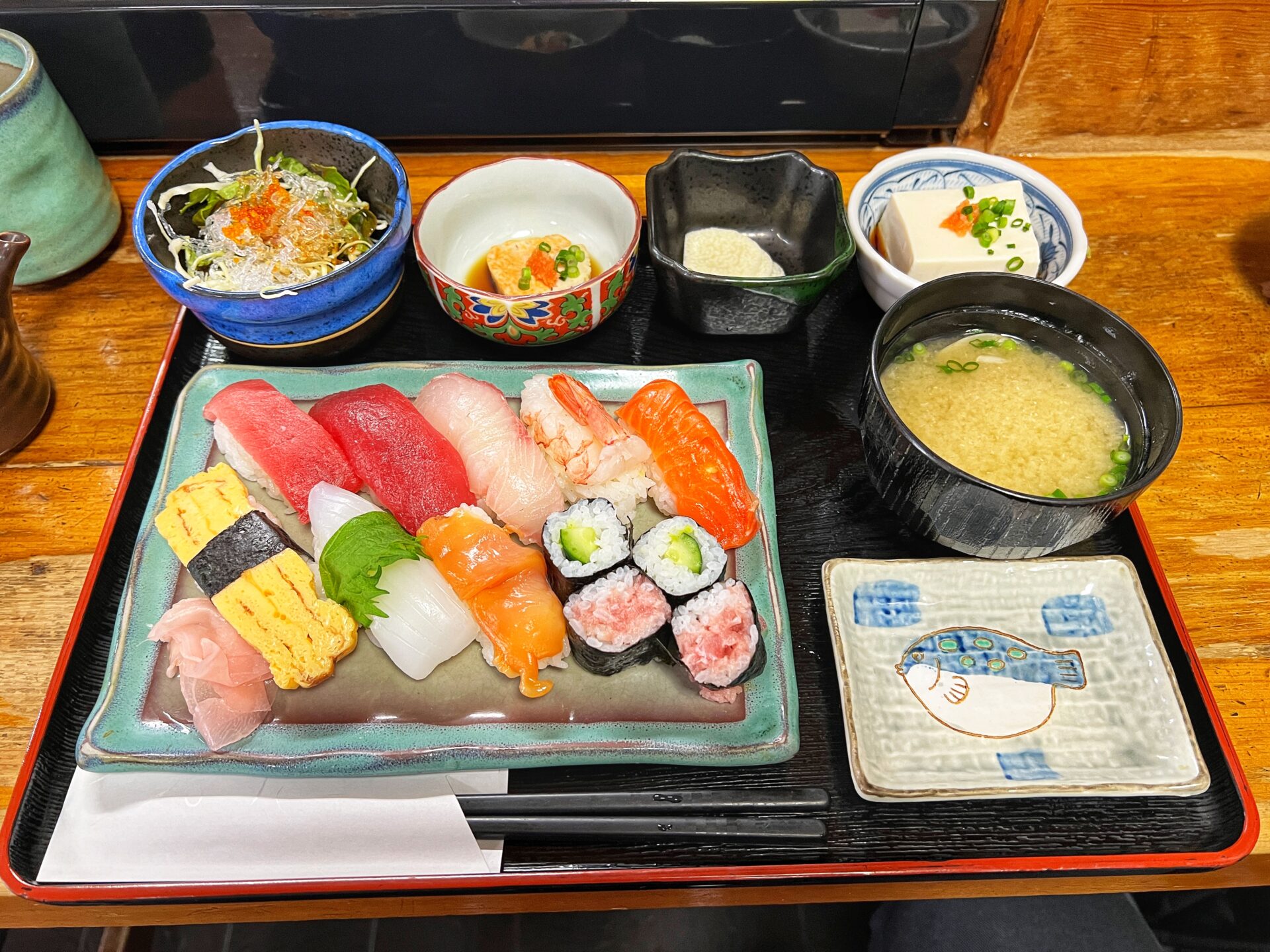 上尾市「緑寿し」カウンター寿司ランチが1100円で小鉢もたくさん！毎週通いたいです。