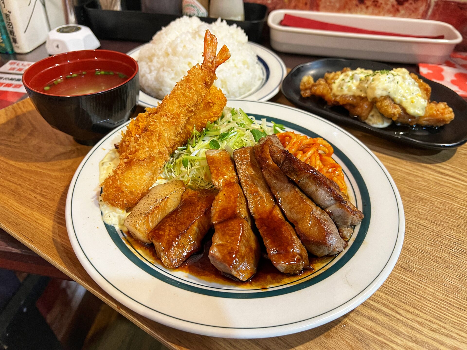 蓮田市「キッチンあずま」極厚ポークステーキランチ！フライのフルコンボを大盛りご飯で大満足