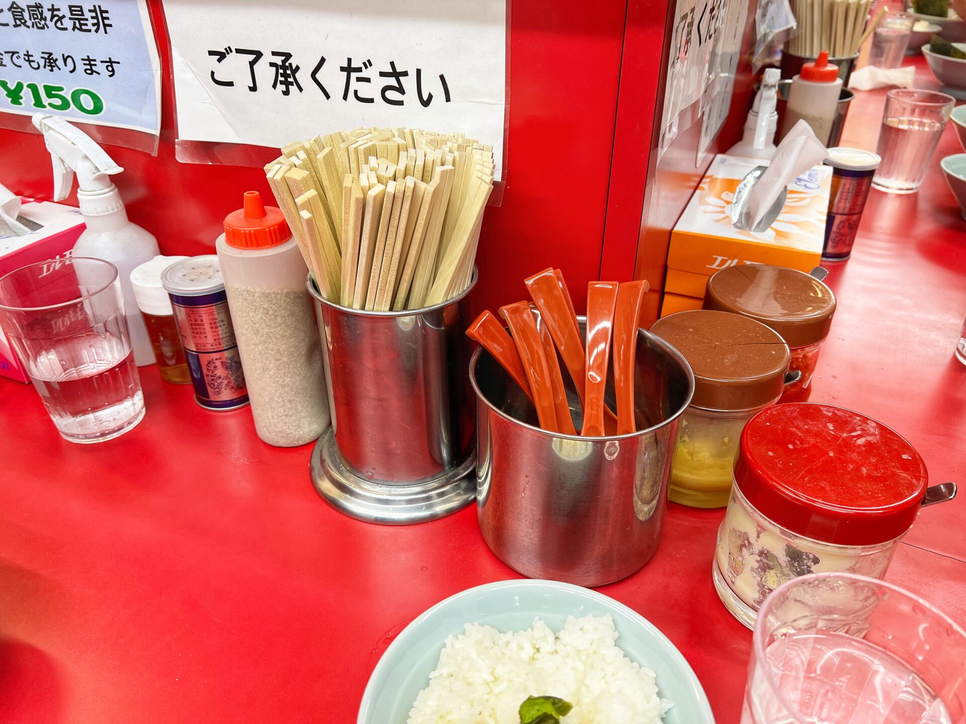 さいたま市「武蔵家 大宮店」大宮駅からゼロ距離！いつも行列の超人気家系ラーメンで食べてきた