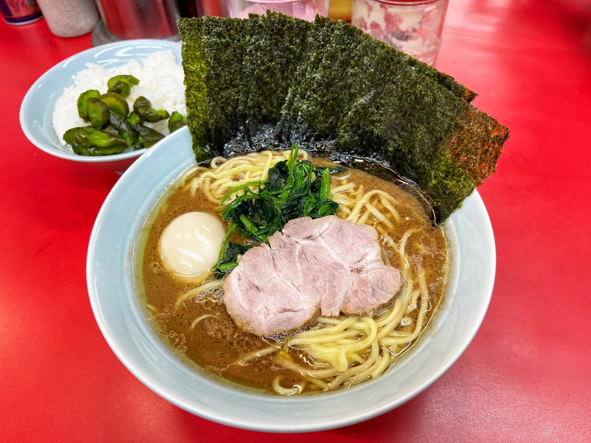 さいたま市「武蔵家 大宮店」大宮駅からゼロ距離！いつも行列の超人気家系ラーメンで食べてきた