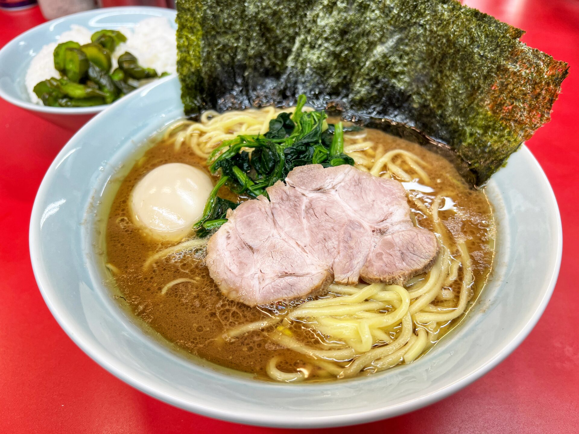 さいたま市「武蔵家 大宮店」大宮駅からゼロ距離！いつも行列の超人気家系ラーメンで食べてきた