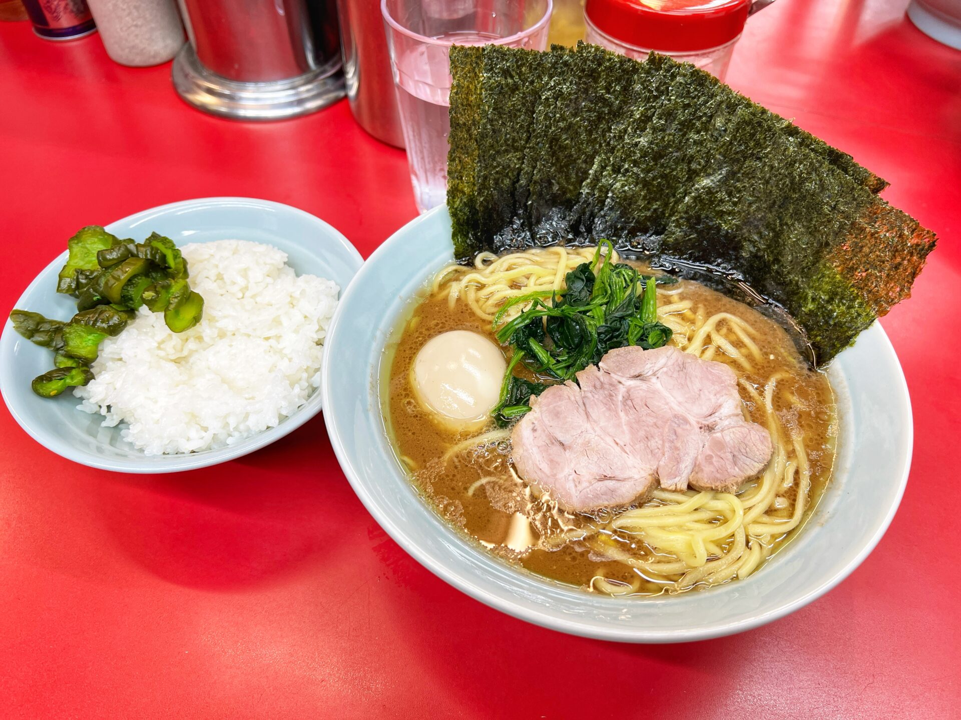 さいたま市「武蔵家 大宮店」大宮駅からゼロ距離！いつも行列の超人気家系ラーメンで食べてきた