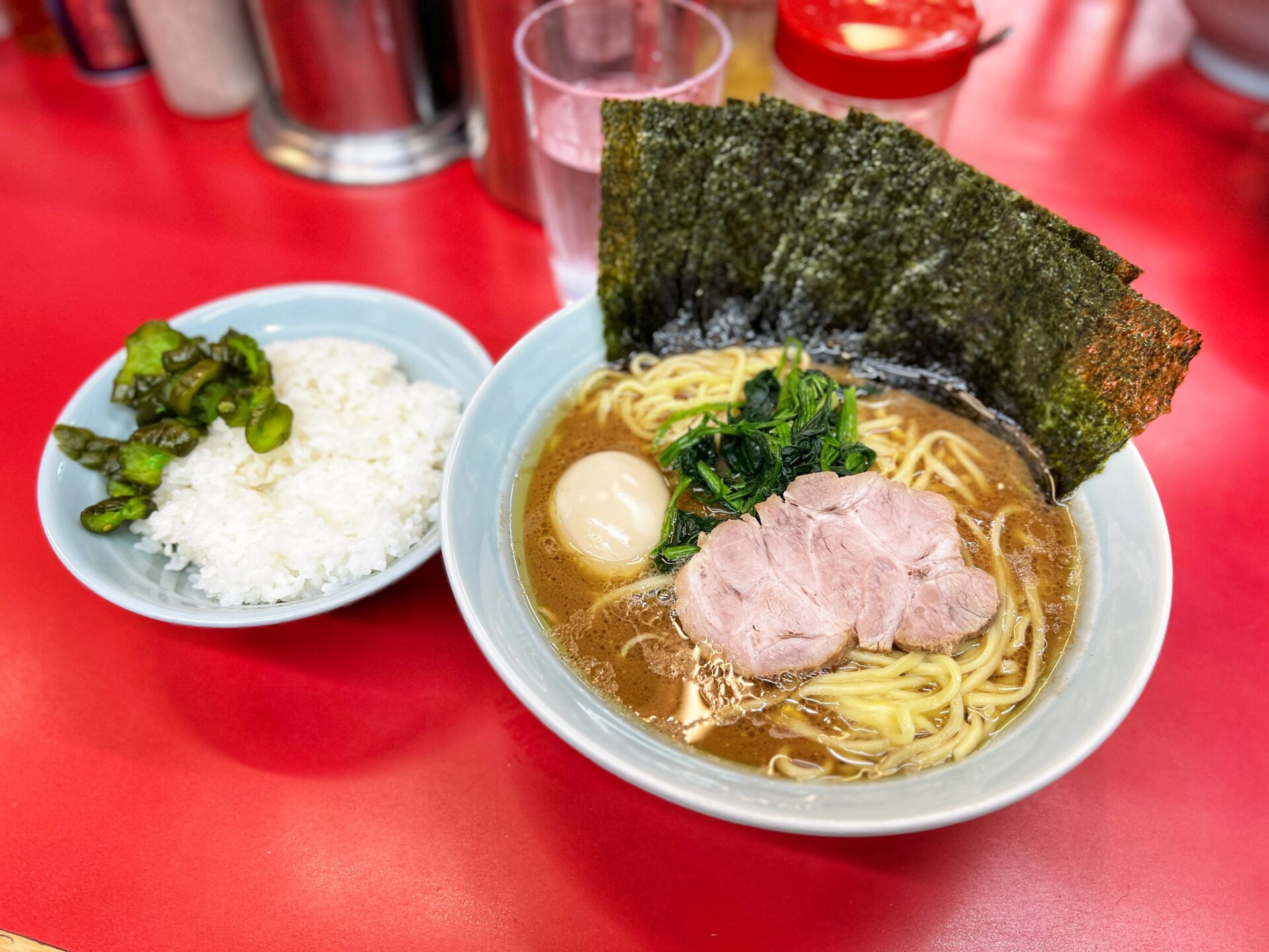 さいたま市「武蔵家 大宮店」大宮駅からゼロ距離！いつも行列の超人気家系ラーメンで食べてきた