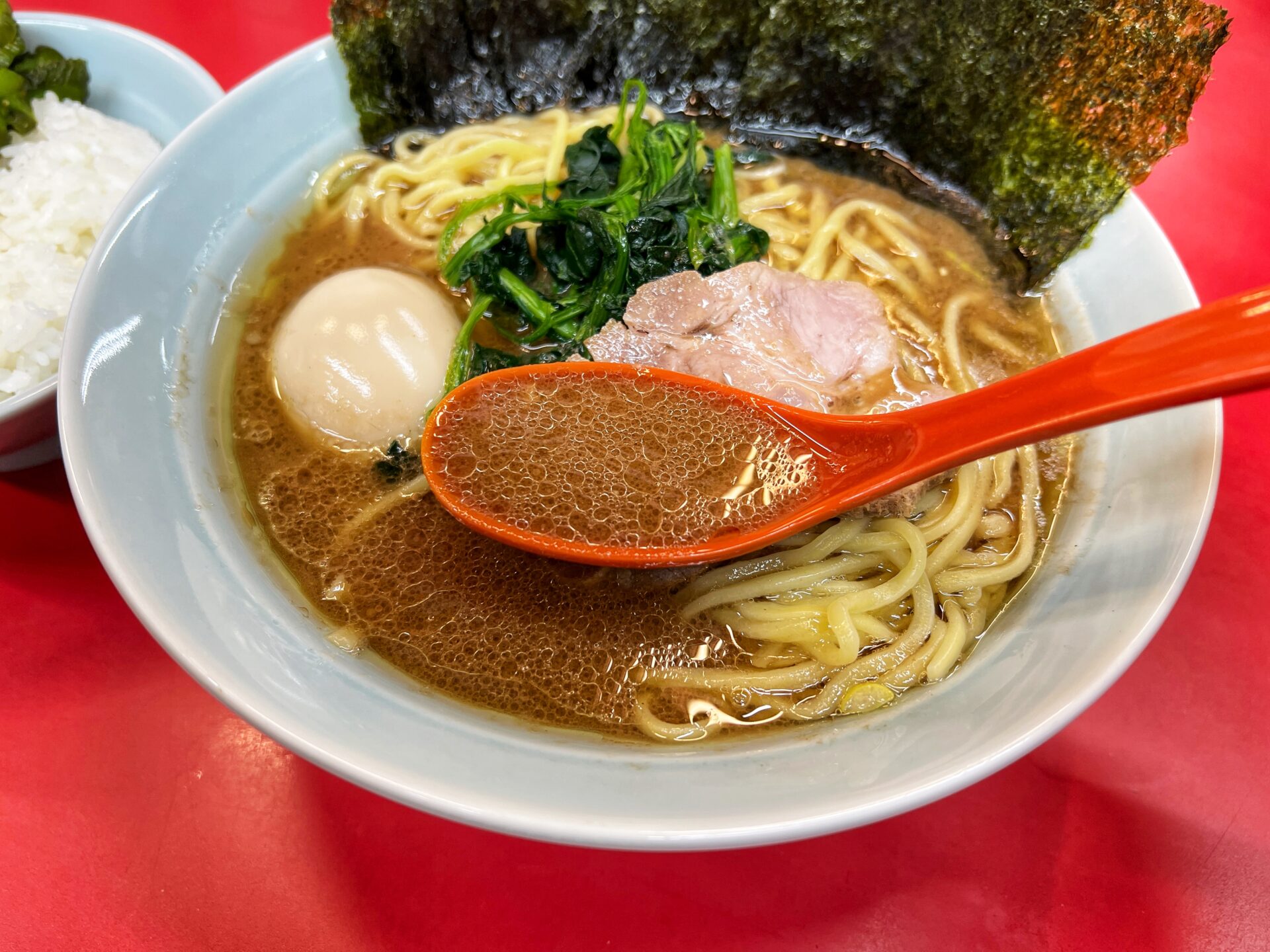 さいたま市「武蔵家 大宮店」大宮駅からゼロ距離！いつも行列の超人気家系ラーメンで食べてきた