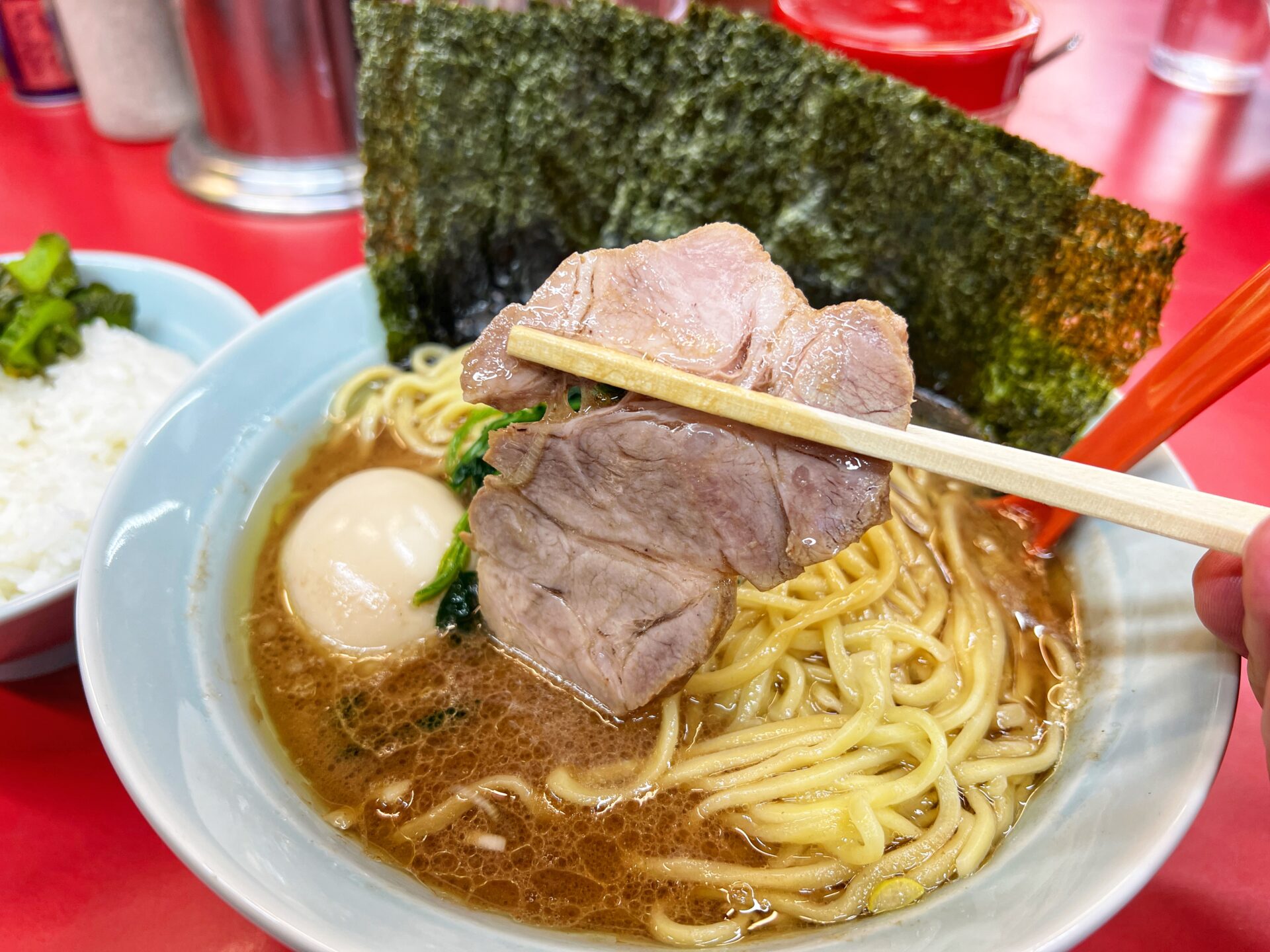 さいたま市「武蔵家 大宮店」大宮駅からゼロ距離！いつも行列の超人気家系ラーメンで食べてきた