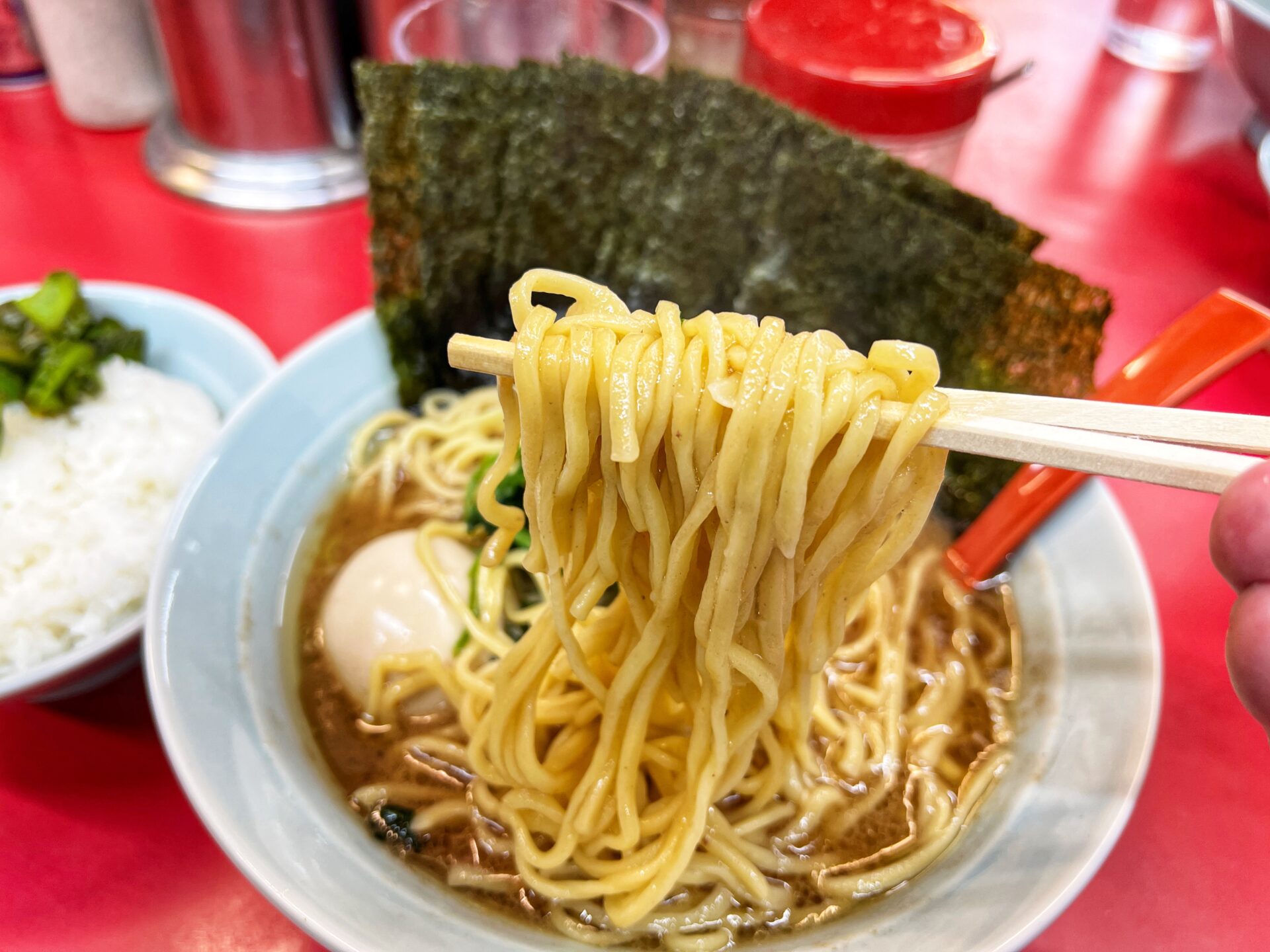 さいたま市「武蔵家 大宮店」大宮駅からゼロ距離！いつも行列の超人気家系ラーメンで食べてきた