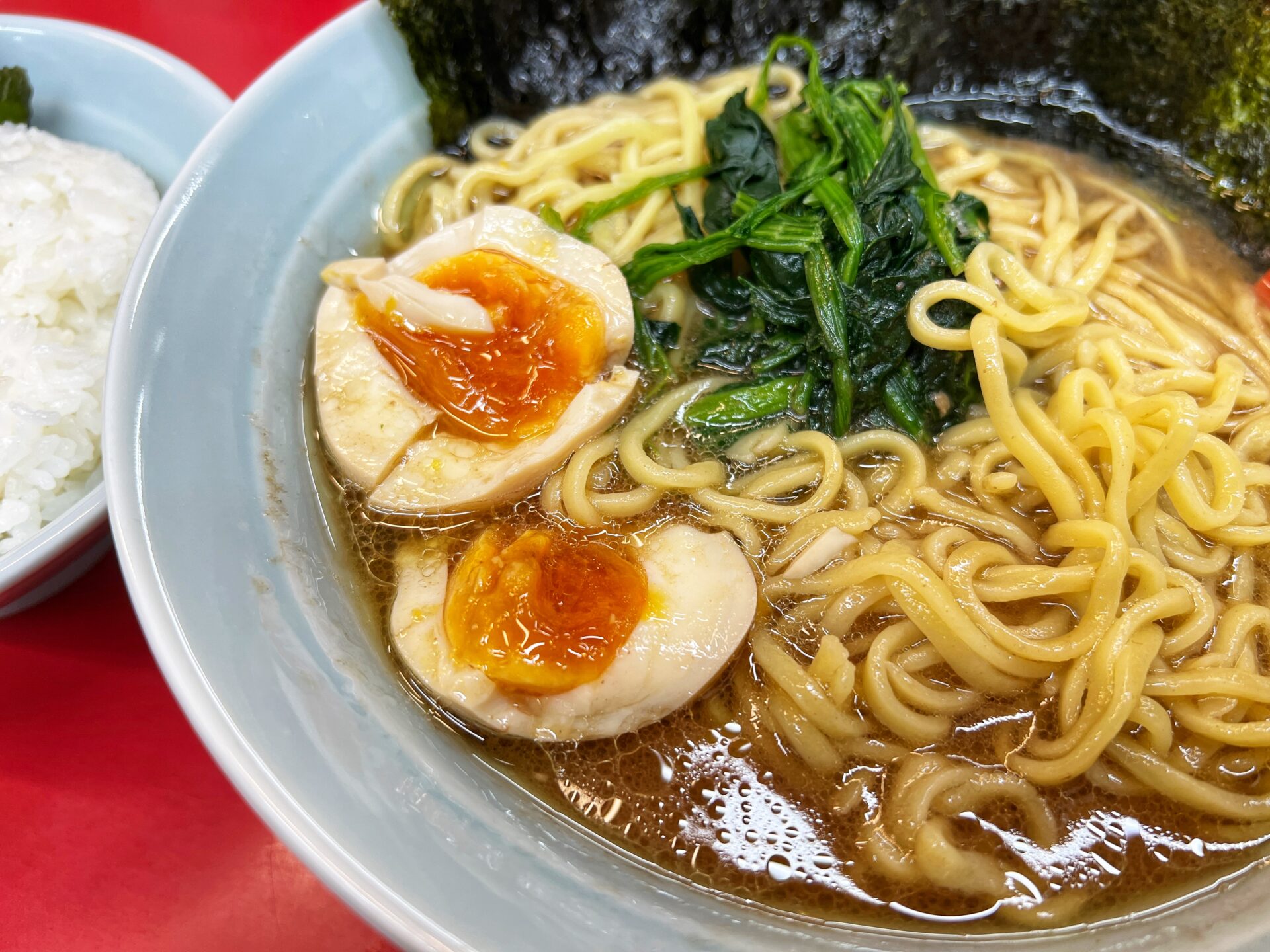 さいたま市「武蔵家 大宮店」大宮駅からゼロ距離！いつも行列の超人気家系ラーメンで食べてきた