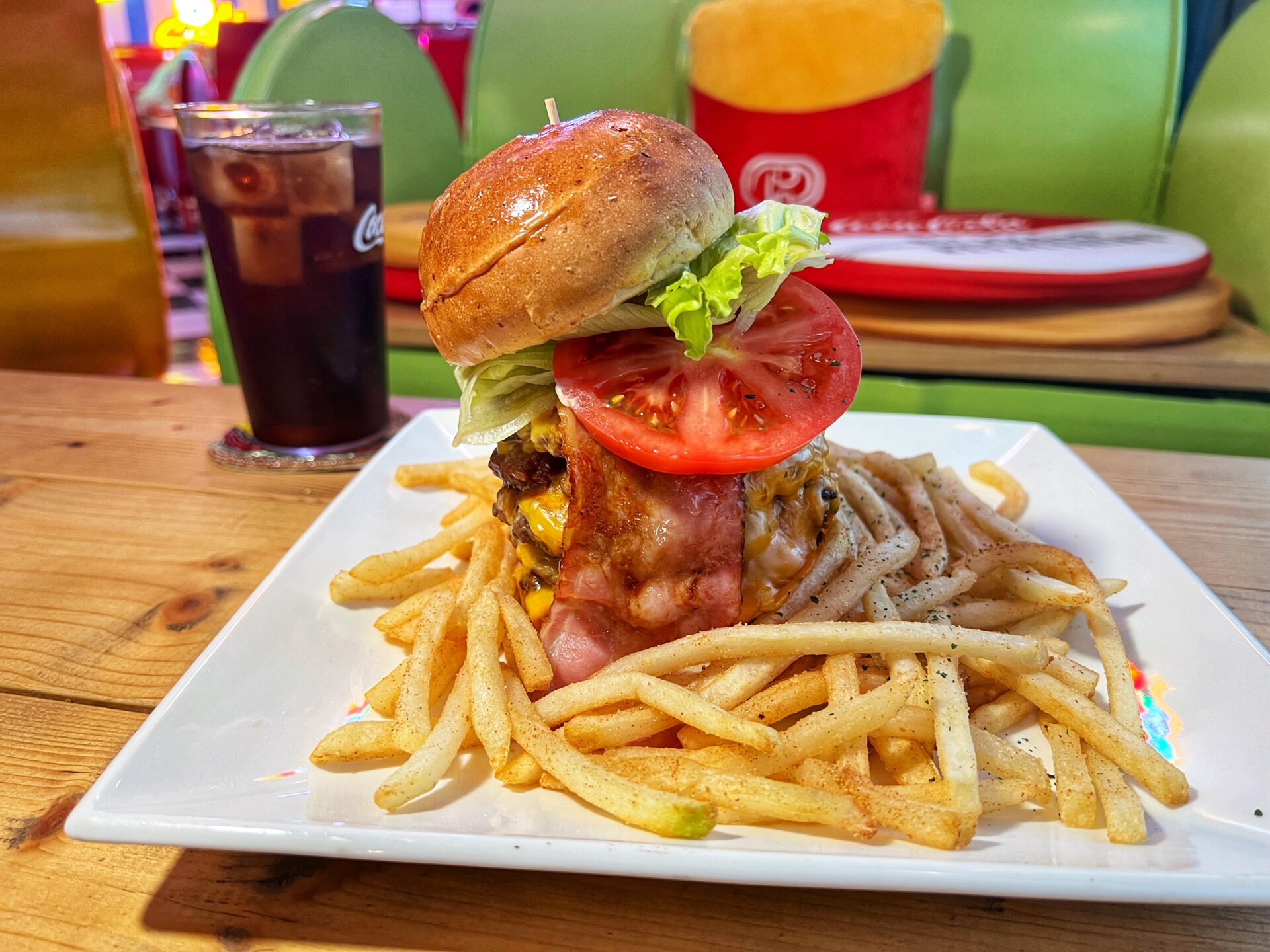 越谷市「クイーン バーガー」5分完食で成功！総重量1キロ越えハンバーガーのチャレンジメニュー