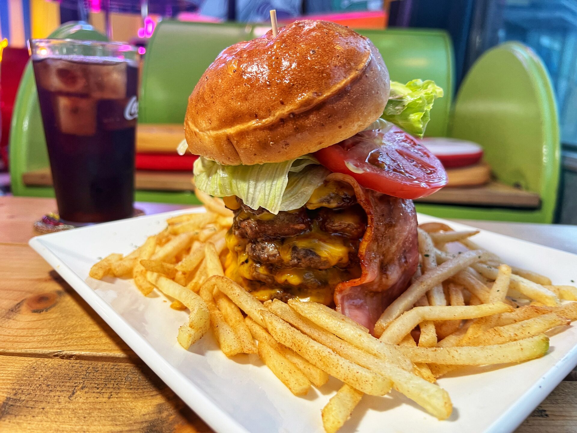 越谷市「クイーン バーガー」5分完食で成功！総重量1キロ越えハンバーガーのチャレンジメニュー