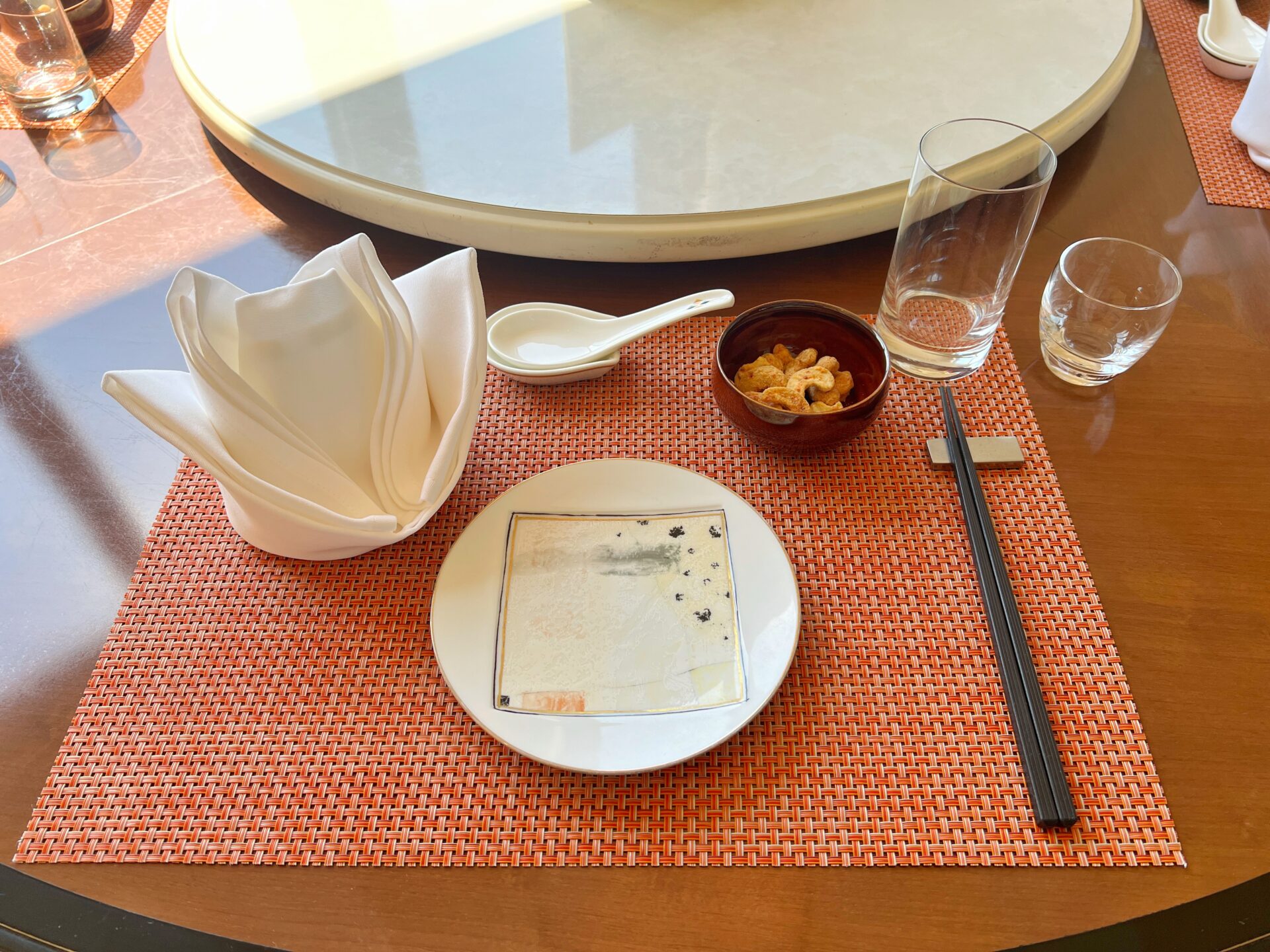 さいたま市「中国料理彩湖」大皿中国料理を囲む新コースをスタート！地上18階の天空レストラン