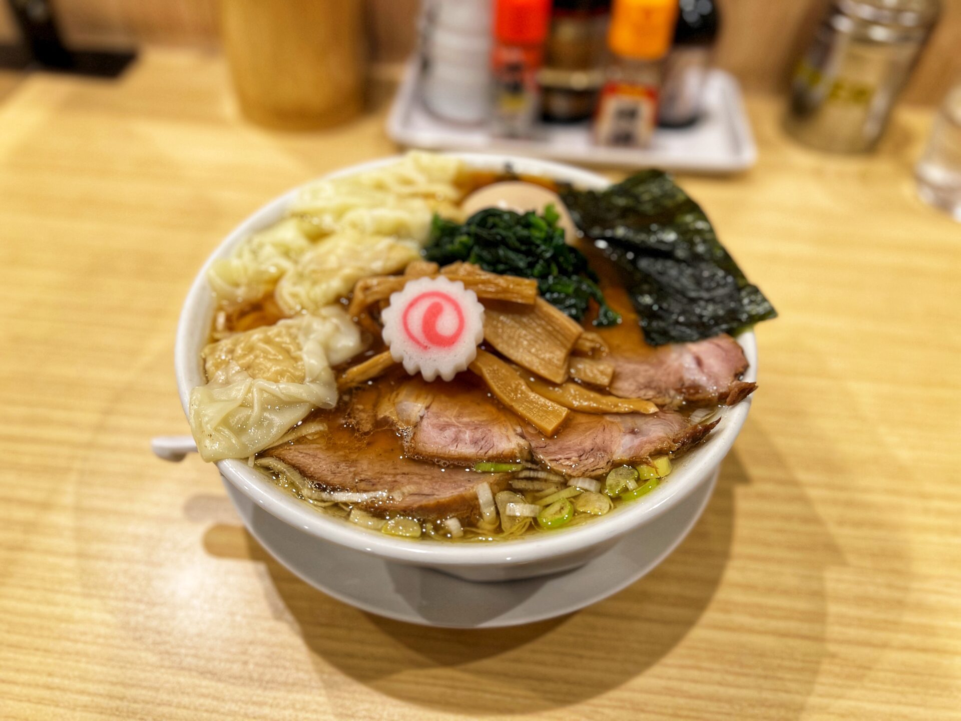 草加市「らーめん良二」具沢山すぎる長岡生姜醤油系のワンタンチャーシュー麺を食べてきた