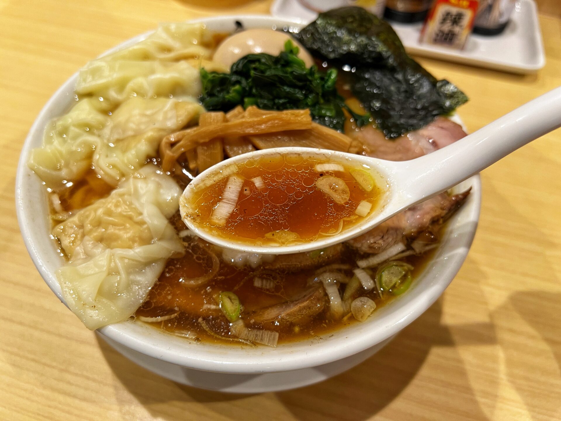 草加市「らーめん良二」具沢山すぎる長岡生姜醤油系のワンタンチャーシュー麺を食べてきた