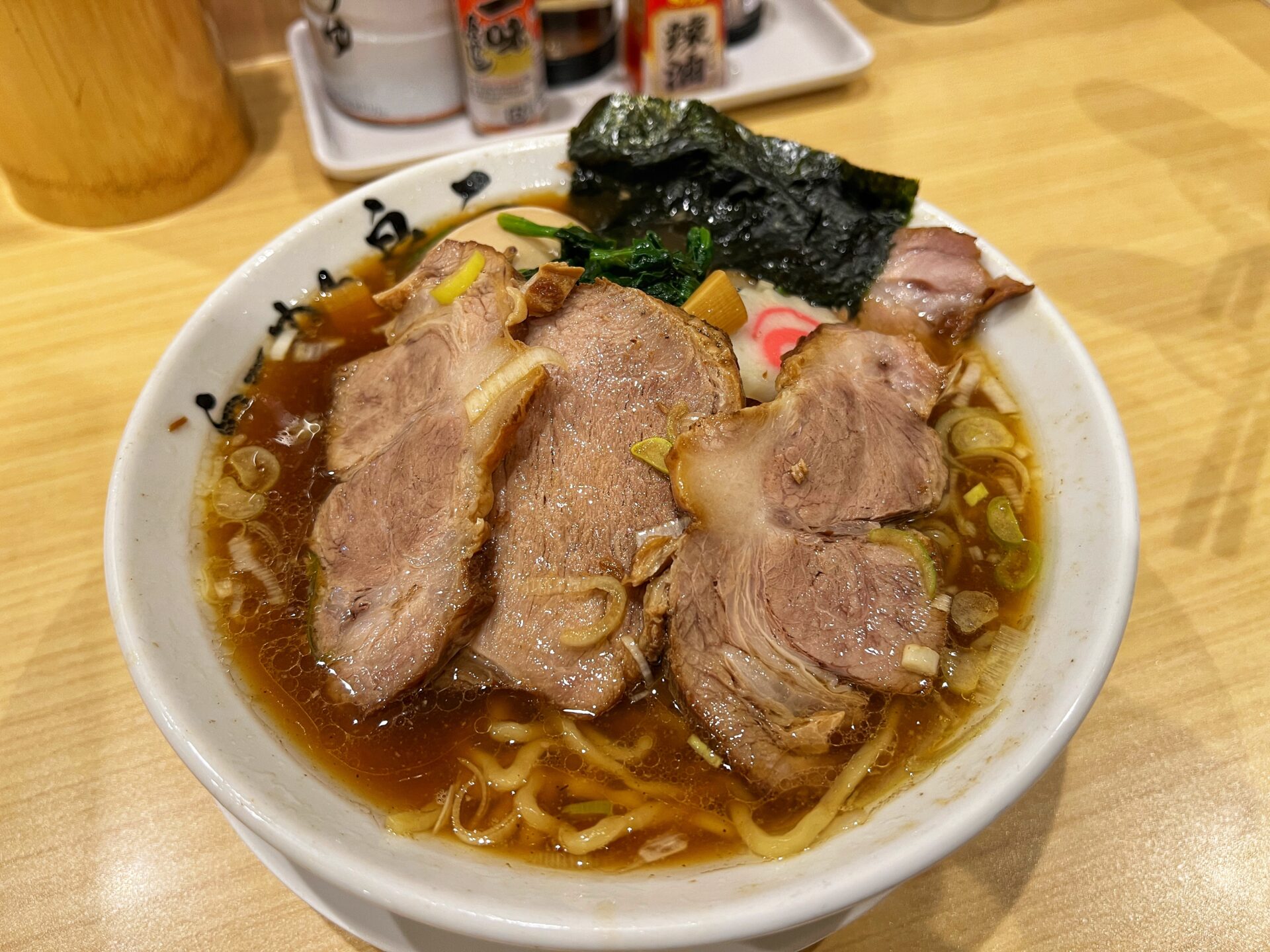 草加市「らーめん良二」具沢山すぎる長岡生姜醤油系のワンタンチャーシュー麺を食べてきた