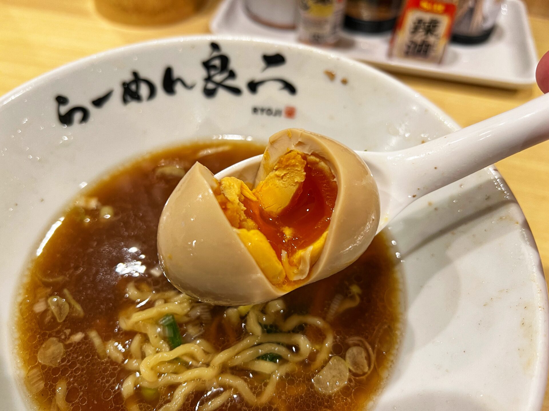 草加市「らーめん良二」具沢山すぎる長岡生姜醤油系のワンタンチャーシュー麺を食べてきた