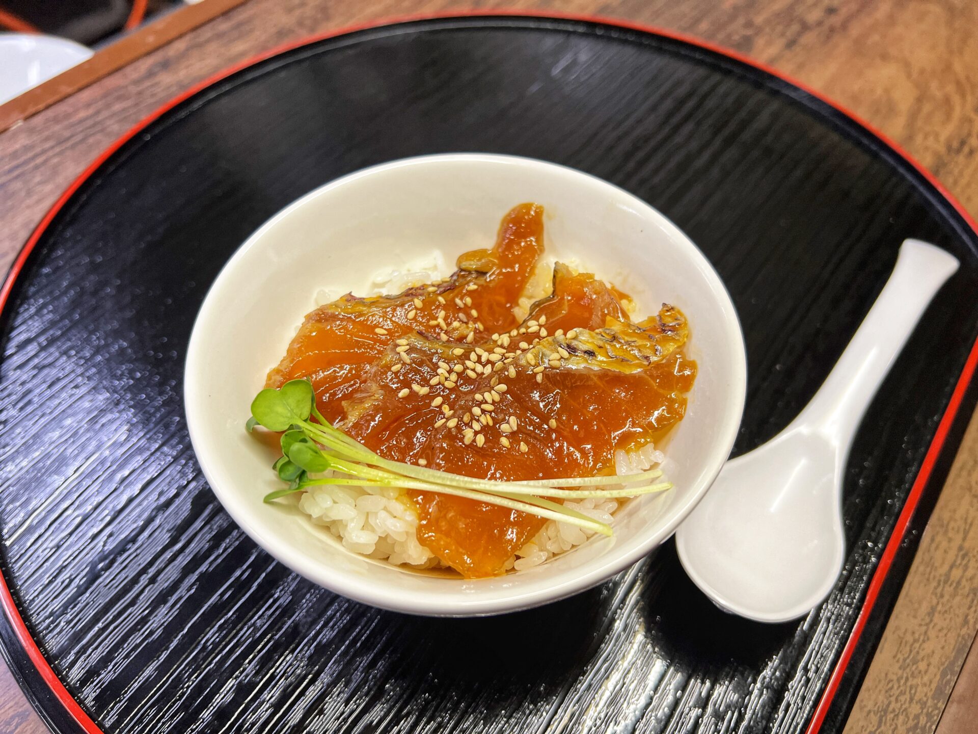 小川町「麺屋ギャオス」黄金スープの絶品鯛出汁ラーメン！鯛の漬け丼セットと食べてきた